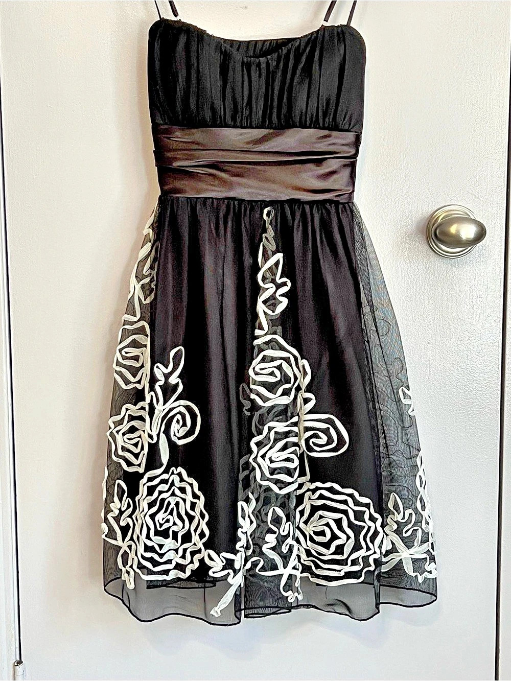 Speechless
Floral Embroidered Mini Dress in Black & White
Size Juniors small